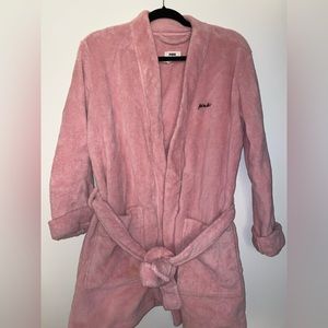 VICTORIA’S SECRET PINK PLUSH ROBE SIZE XS/S